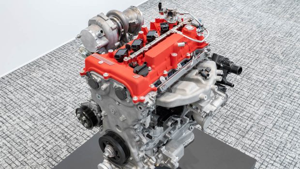 Toyota neuer 2,0-Liter-Verbrennungsmotor mit rotem Verdeck