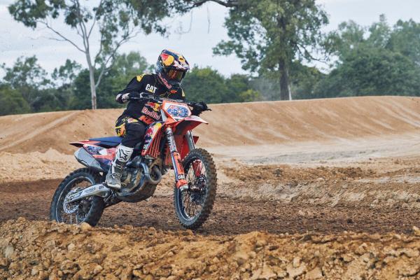 Jack Miller fährt sein KTM-Motocross-Bike. – Australian Pro MX.
